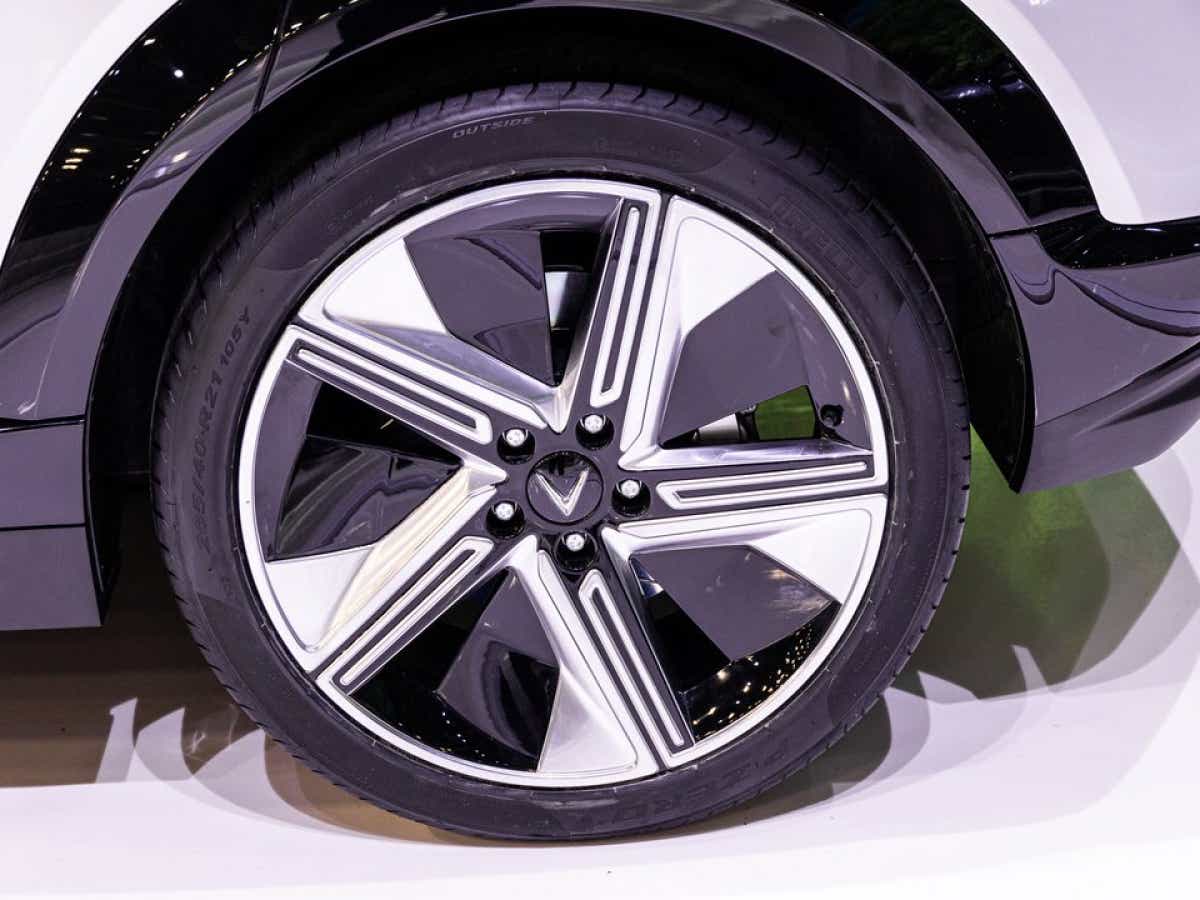 Wheel close-up of a Vinfast VF7