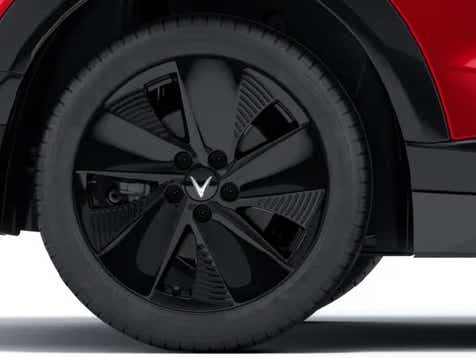 Close-up of alloy wheel on a Vinfast VF7
