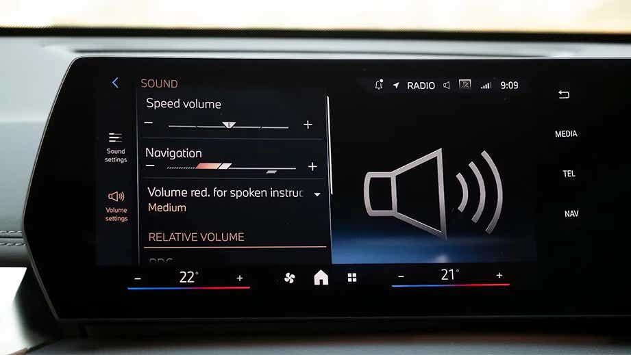 Infotainment display of BMW iX1 LWB