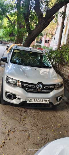 Front view of a MoonLight Silver Renault KWID