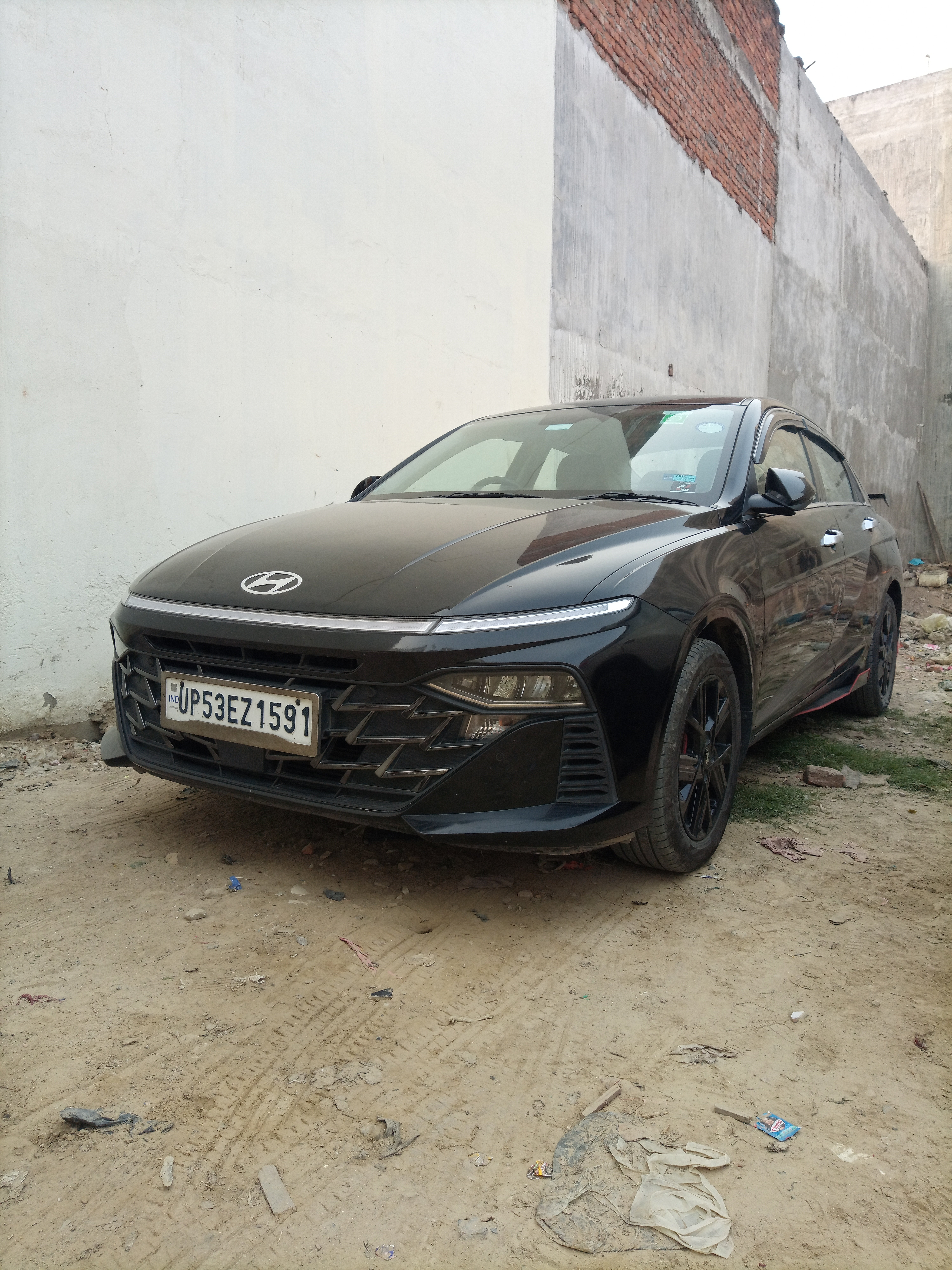 Front three-quarter of a abyss black Hyundai Verna