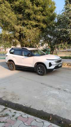 Front three-quarter of a stellar frost Tata Safari