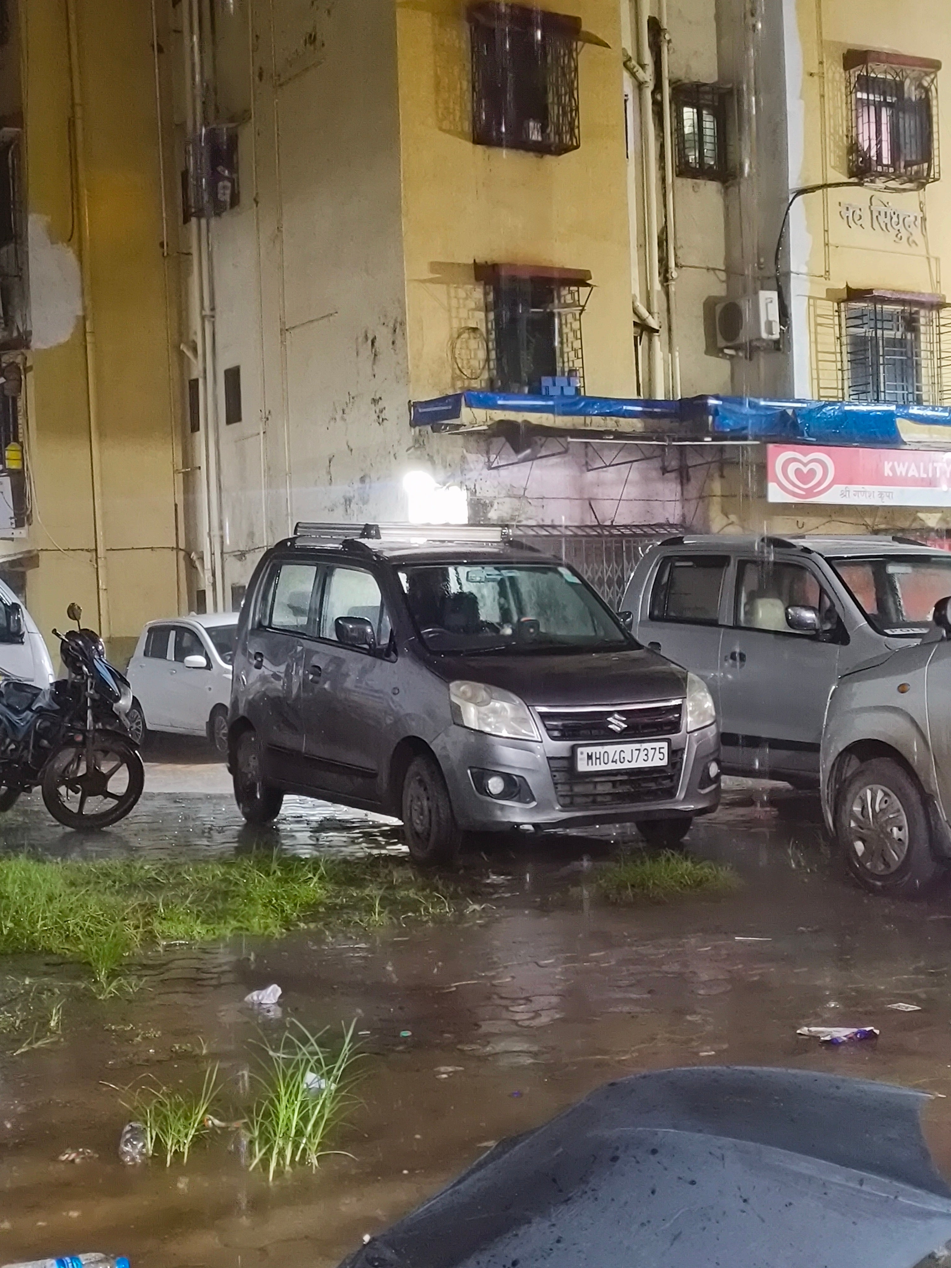 front three-quarter view of a Maruti Suzuki Wagon R