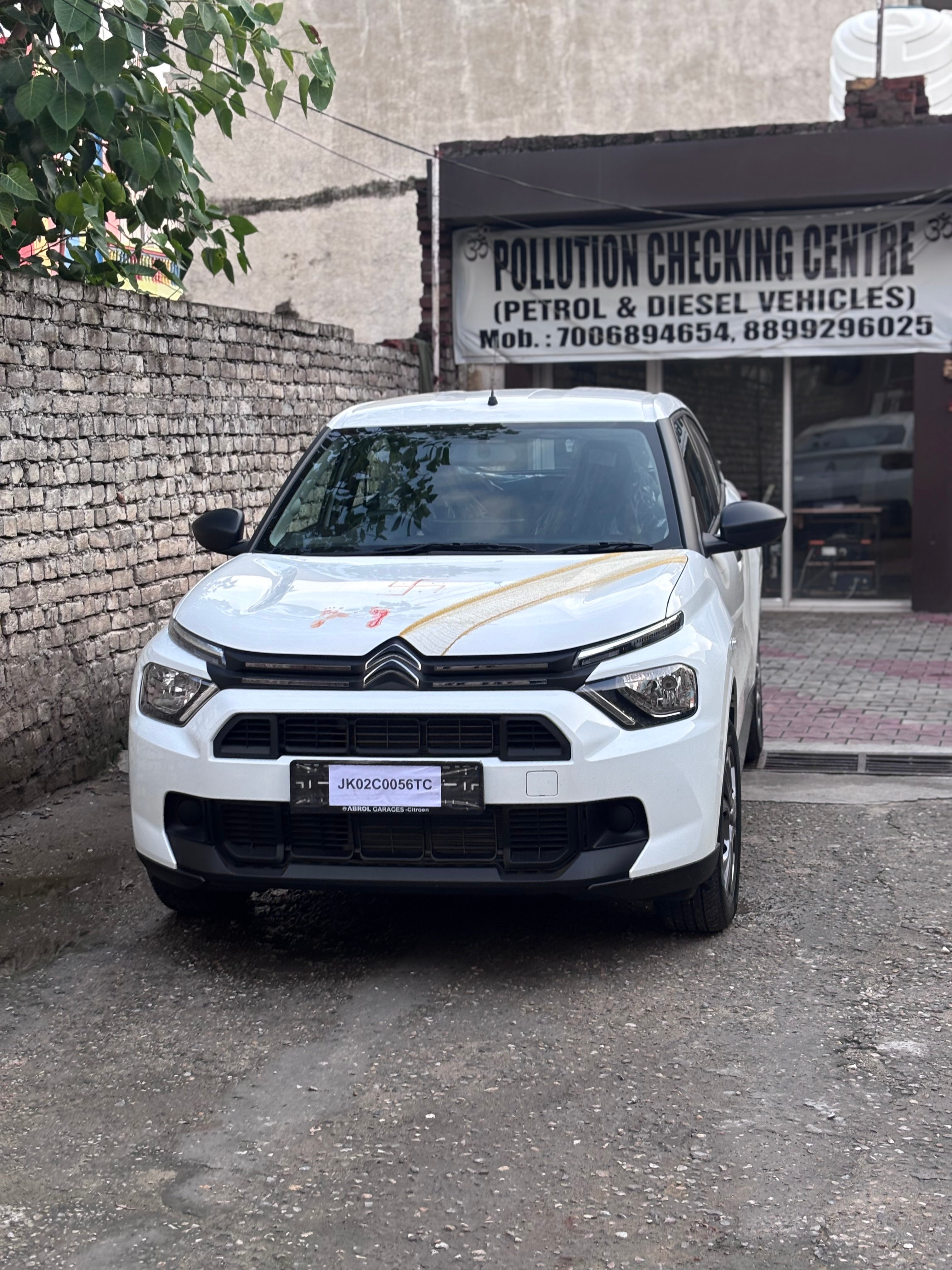 Front view of a polar white Citroen Basalt