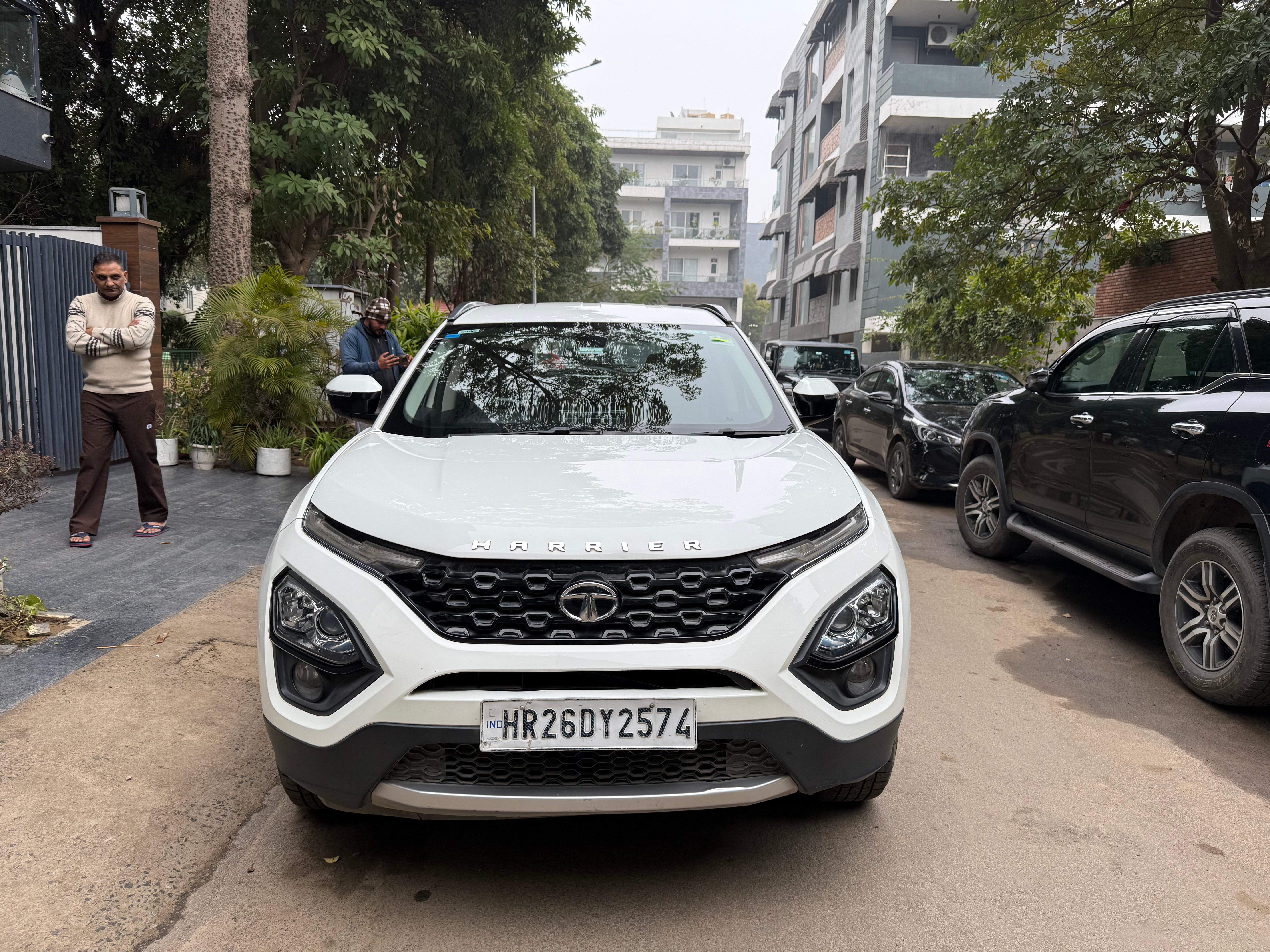Front view of a lunar white Tata Harrier