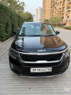 Front view of a Aurora Black Pearl Kia Seltos