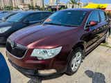 Front three-quarter of a steel grey Skoda Superb
