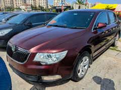 Front three-quarter of a steel grey Skoda Superb