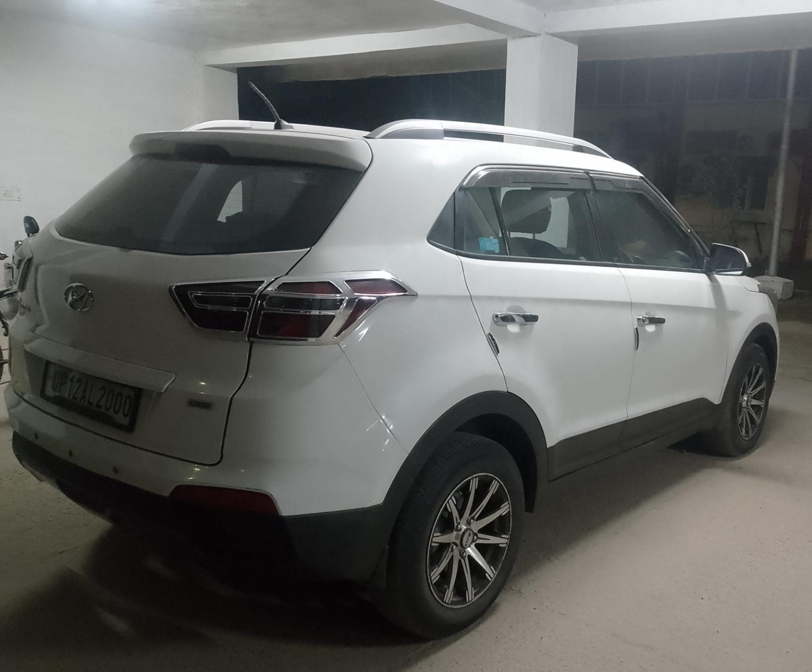 Rear three-quarter view of a Atlas White Hyundai Creta