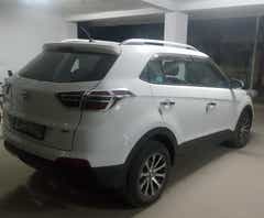 Rear three-quarter view of a Atlas White Hyundai Creta