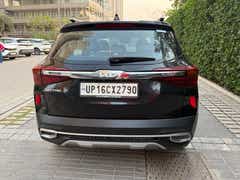 Rear view of a aurora-black-pearl Kia Seltos