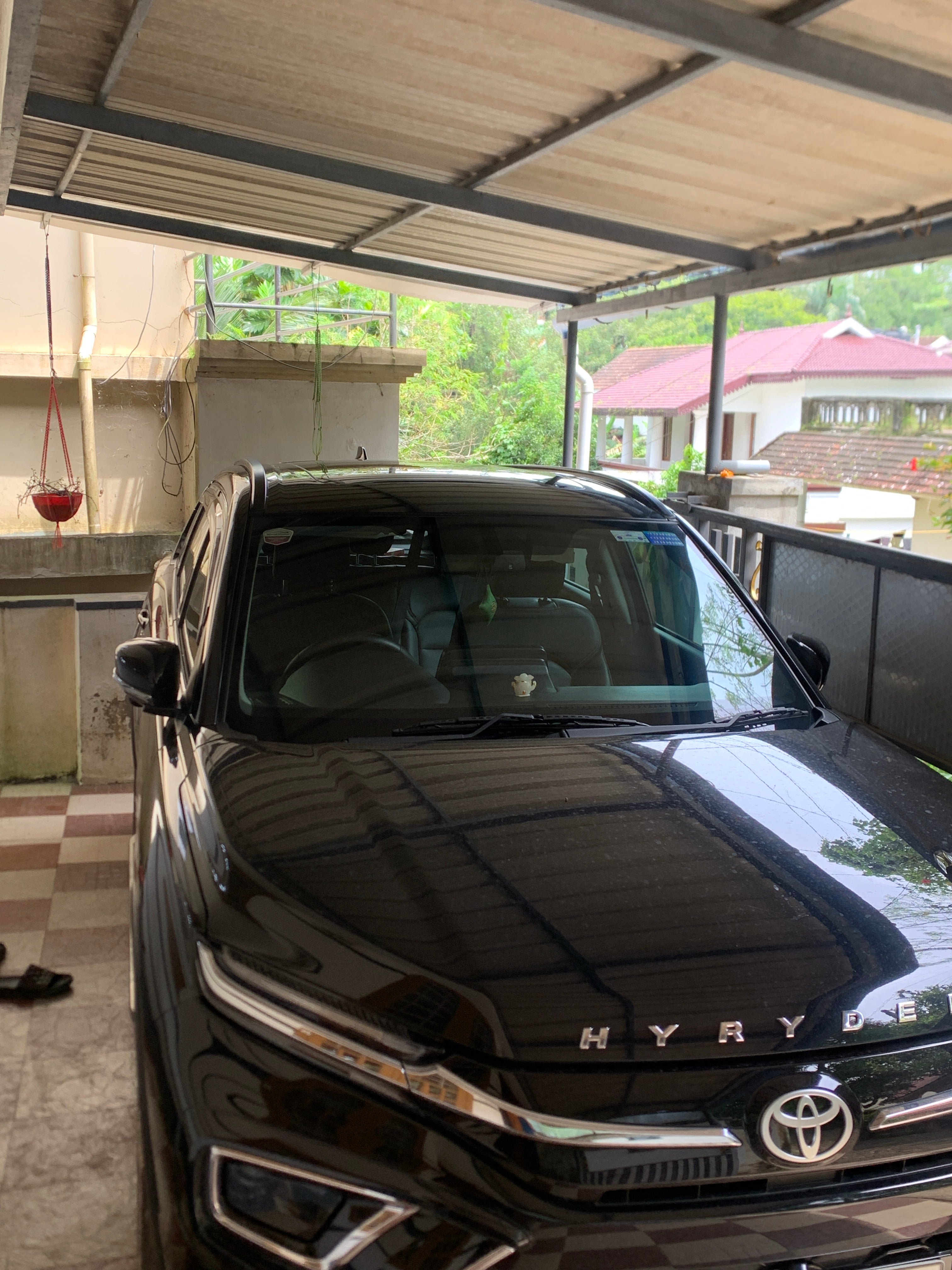 Front view of a cave black Toyota Urban Cruiser Hyryder