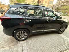 Side view of a aurora black pearl Kia Seltos