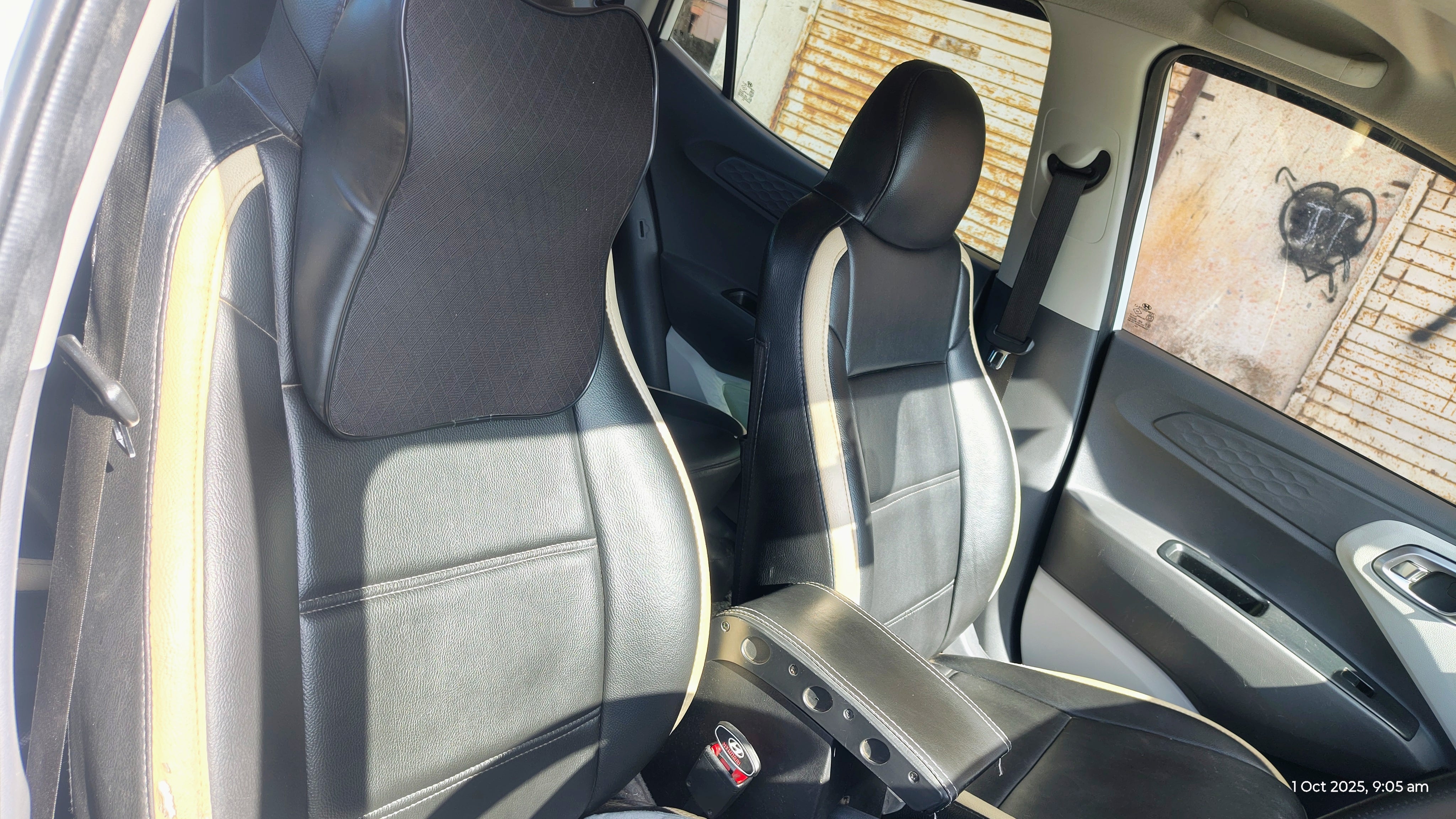 Front seats and interior of a Hyundai Grand i10 Nios