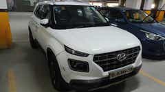 Front three-quarter view of a Atlas White Hyundai Venue