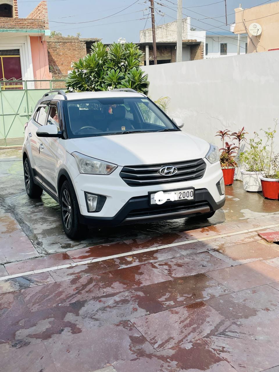 Front three-quarter of a Atlas White Hyundai Creta