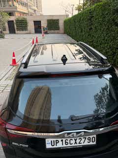 Rear view of a Aurora Black Pearl Kia Seltos