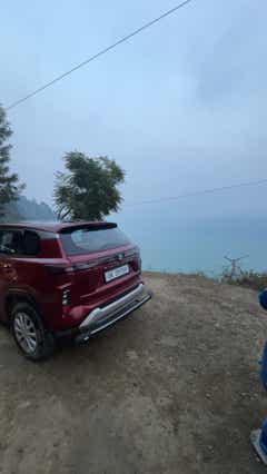 Rear three-quarter of a Opulent Red Maruti Suzuki Grand Vitara