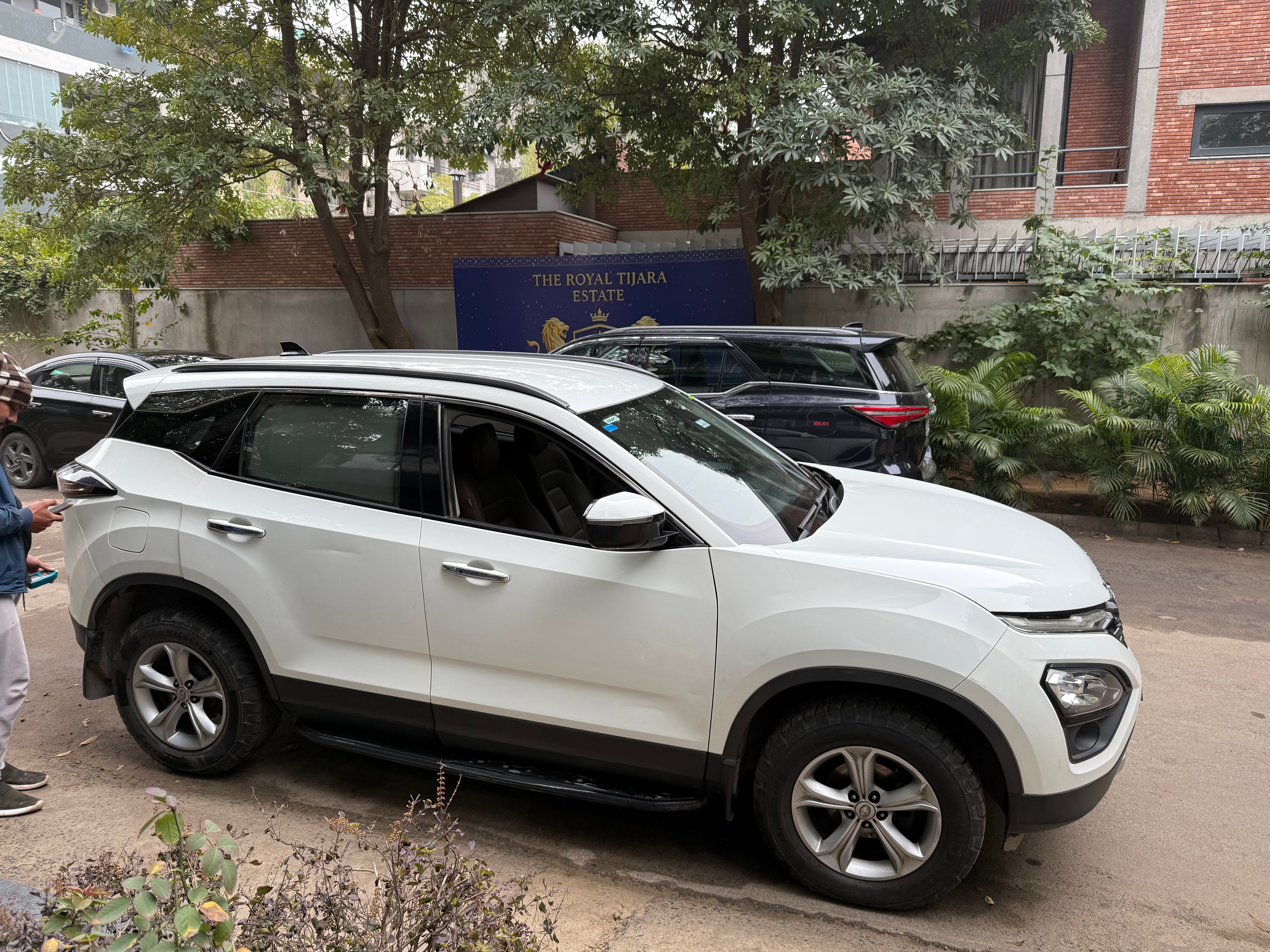 Side view of a lunar white Tata Harrier