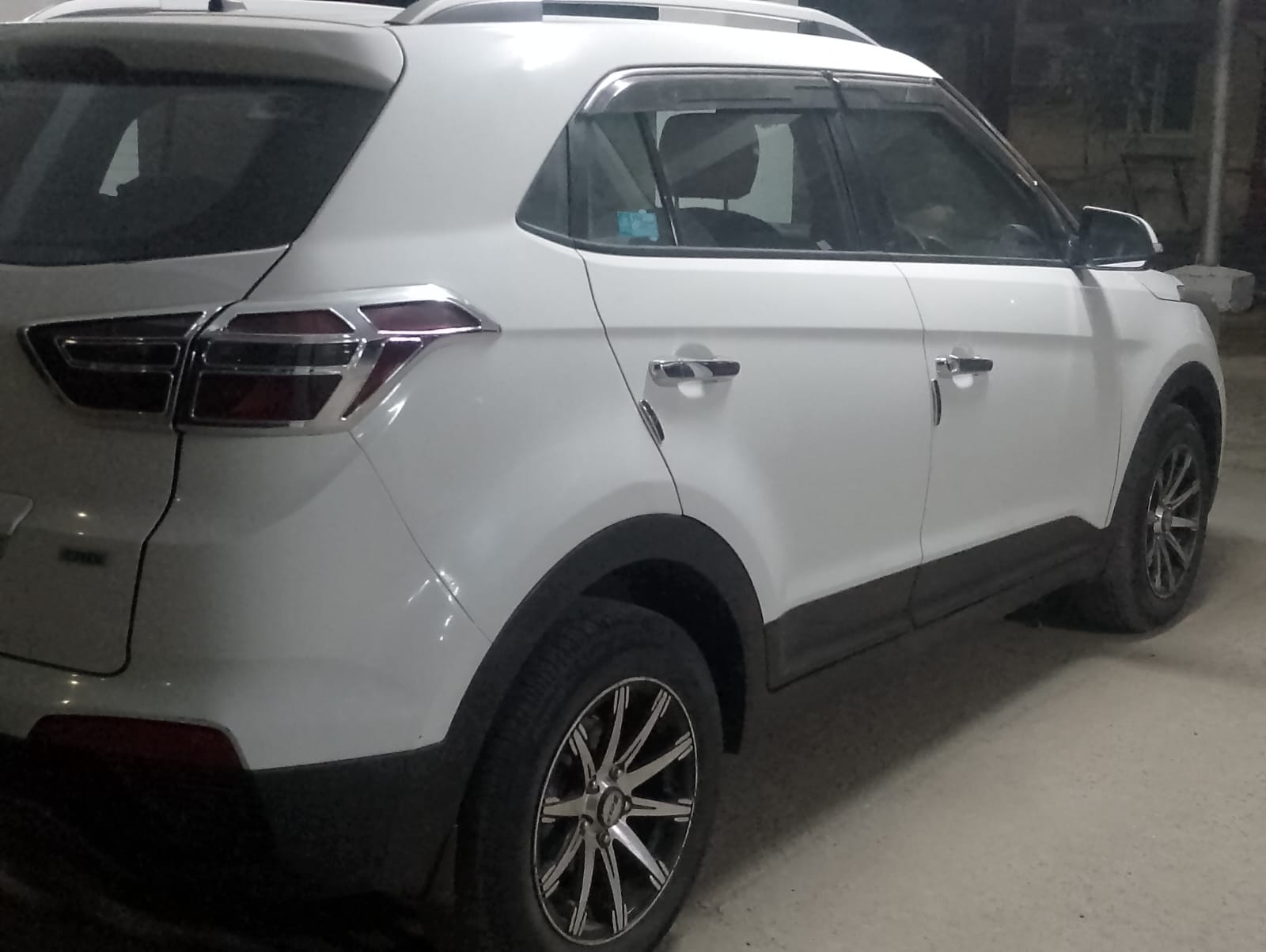Rear three-quarter view of a Atlas White Hyundai Creta