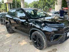Front three-quarter view of a Oberon Black Tata Harrier