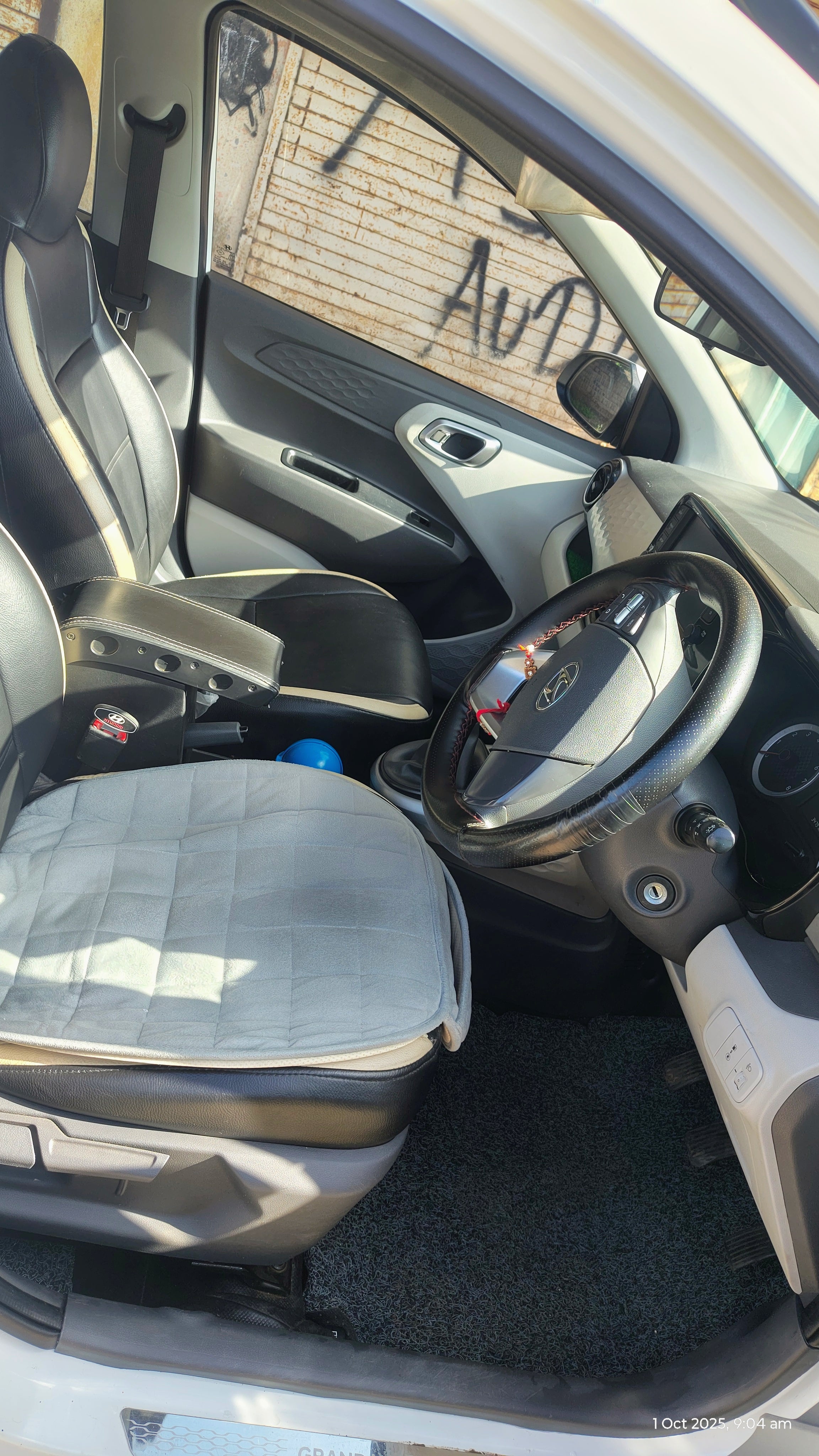 Interior front seats and dashboard of a Hyundai Grand i10 Nios