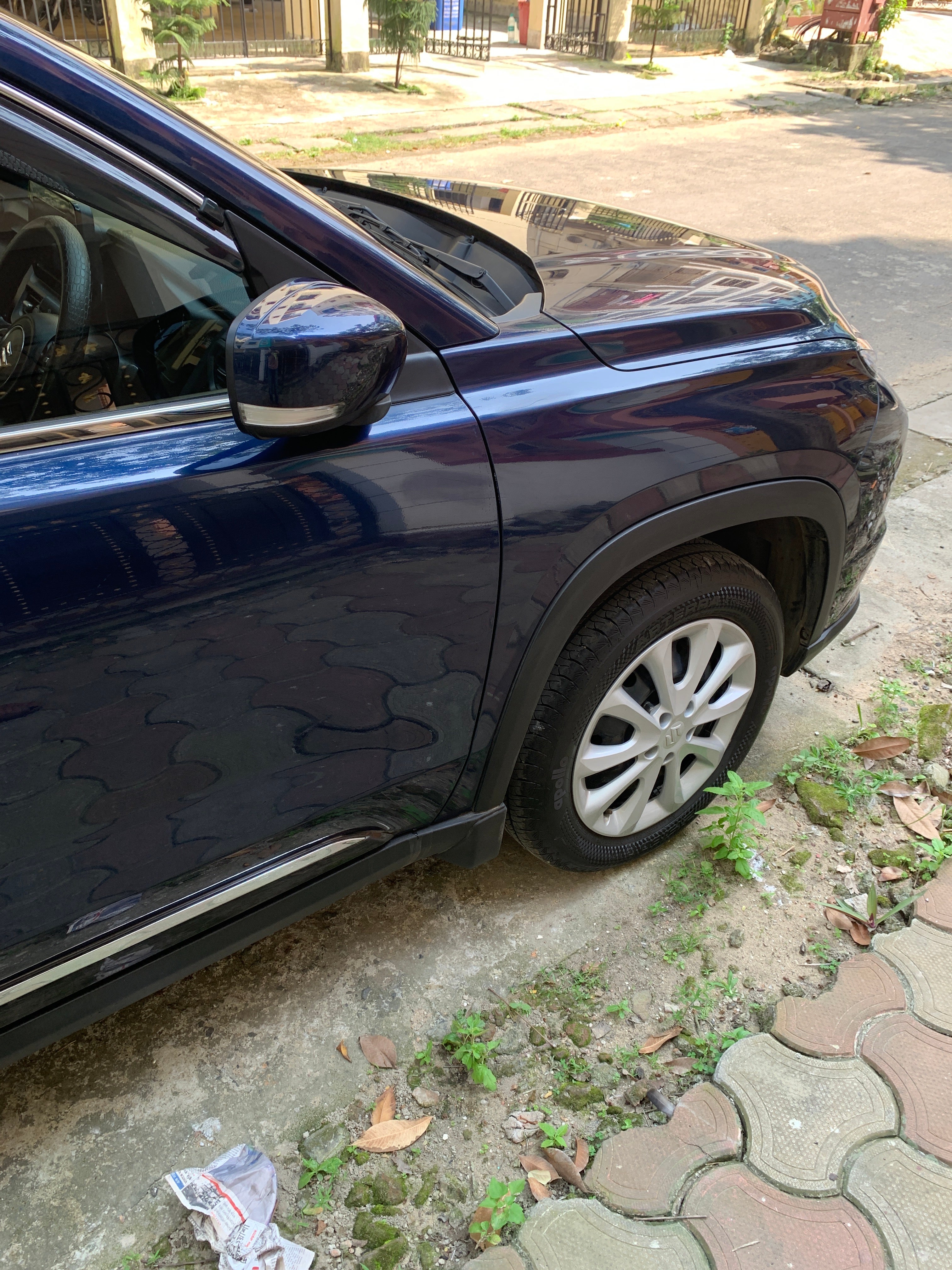 Front side view of a Nexa Blue Maruti Suzuki Grand Vitara