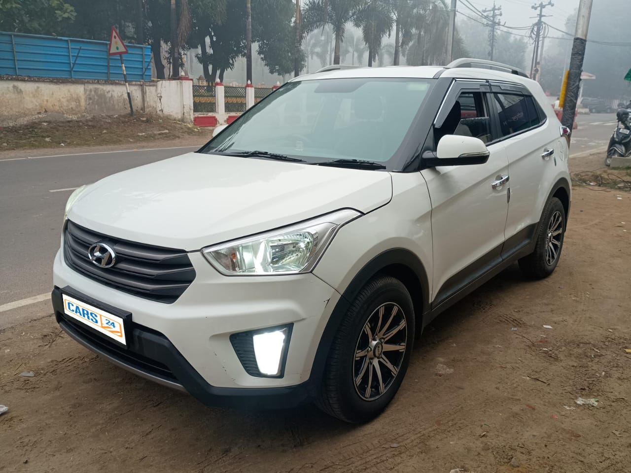 Front three quarter of a atlas white Hyundai Creta