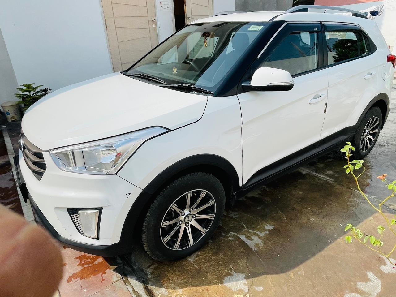 Front three-quarter view of a Atlas White Hyundai Creta