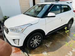 Front three-quarter view of a Atlas White Hyundai Creta