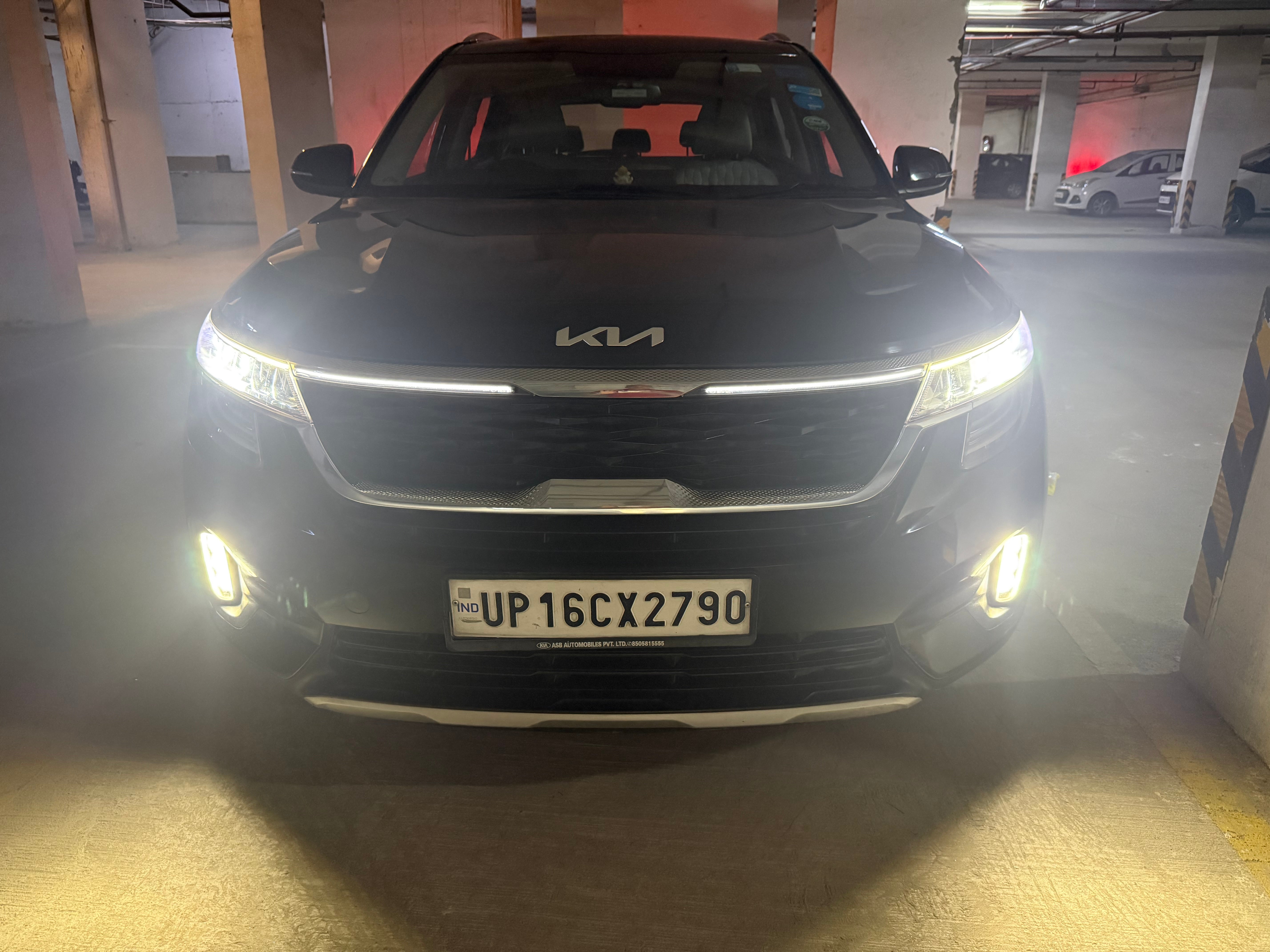 Front view of a aurora-black-pearl Kia Seltos