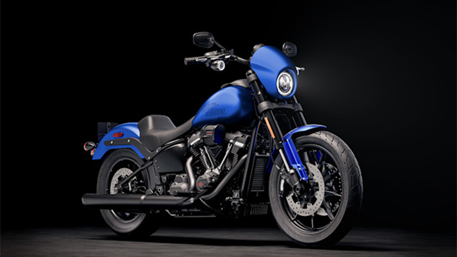 Front three-quarter view of a aurora-blue-denim Harley-Davidson Low Rider S