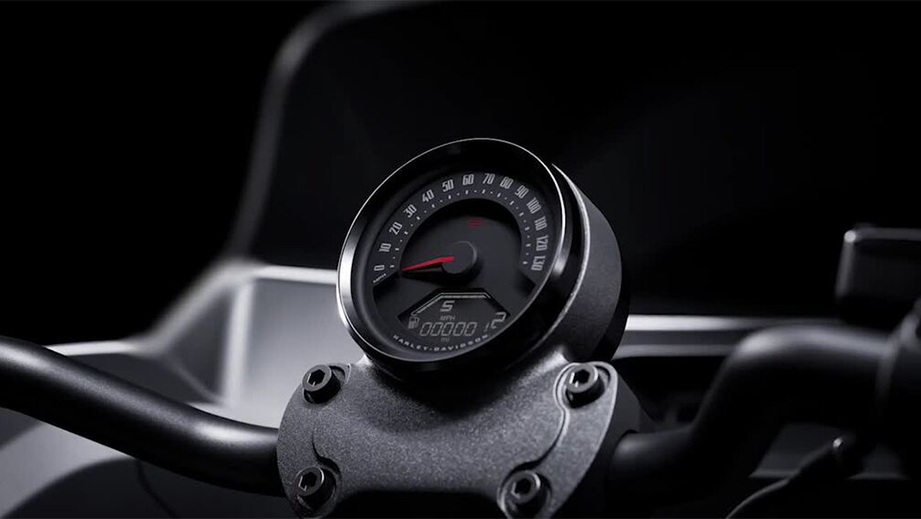Instrument cluster close-up of Harley-Davidson Low Rider ST