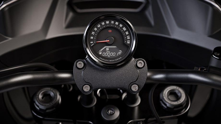 Instrument cluster of Harley-Davidson Low Rider ST