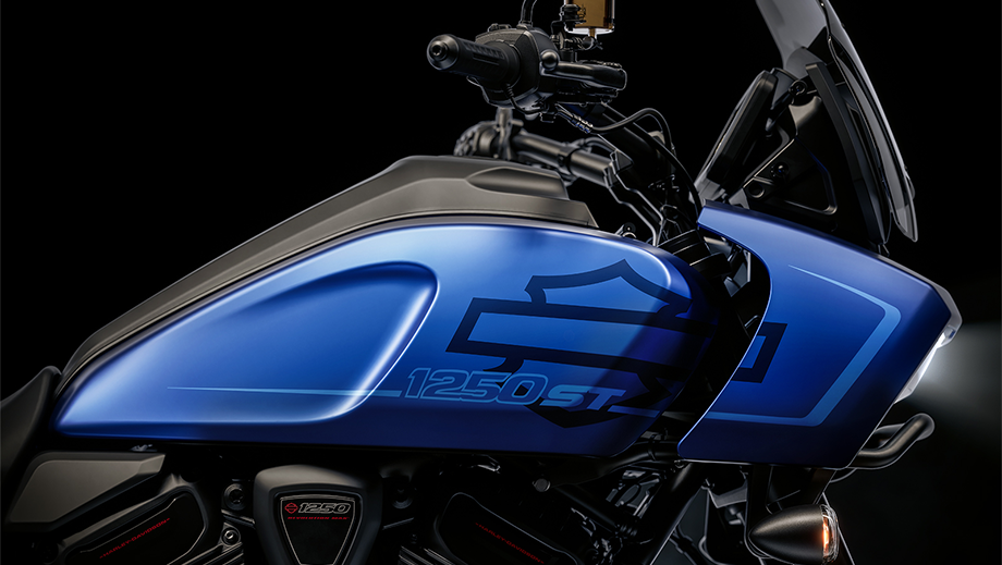 Tank and front fairing of a aurora blue denim Harley-Davidson Pan America 1250 ST