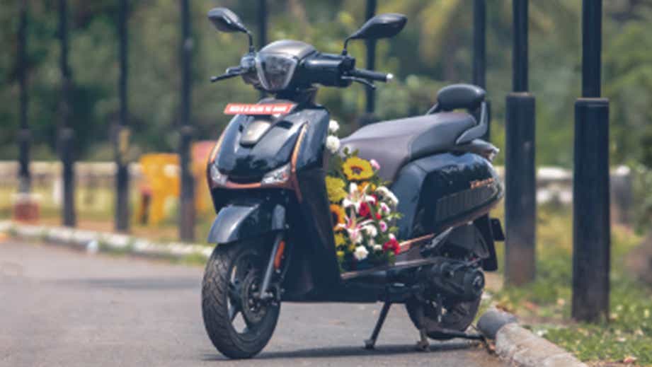 Front three quarter view of a regal black Hero Destini 125