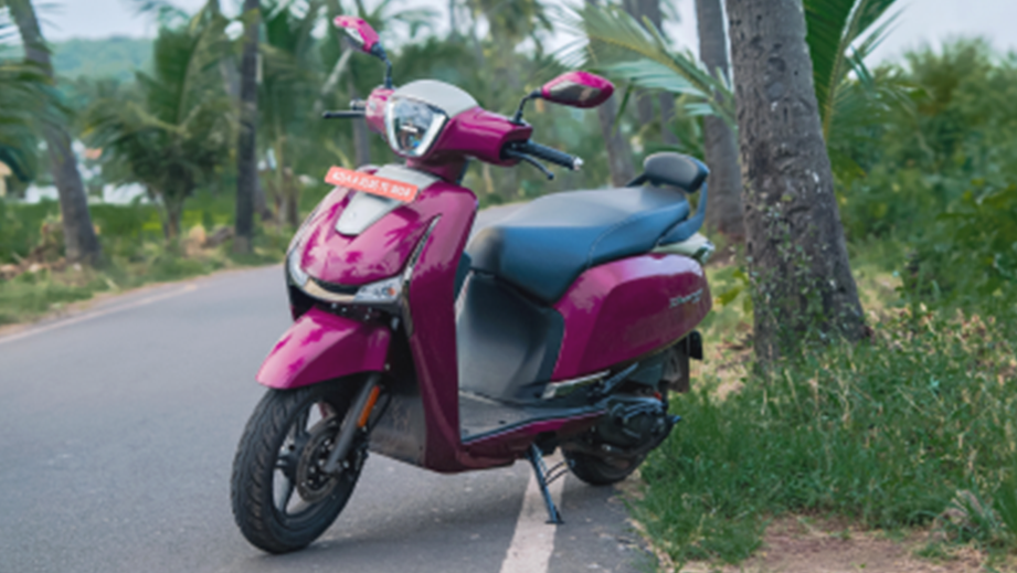 Front three quarter of a Mystique Magenta Hero Destini 125