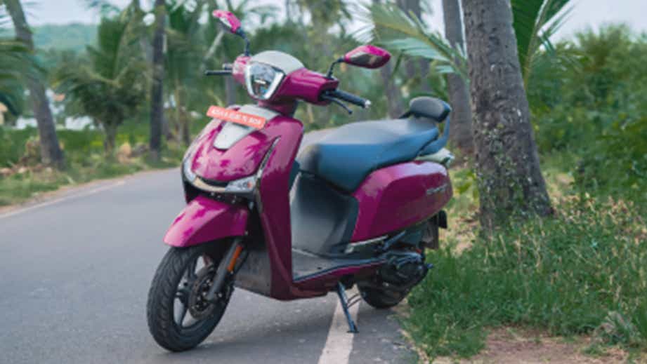 Front three quarter of a Mystique Magenta Hero Destini 125