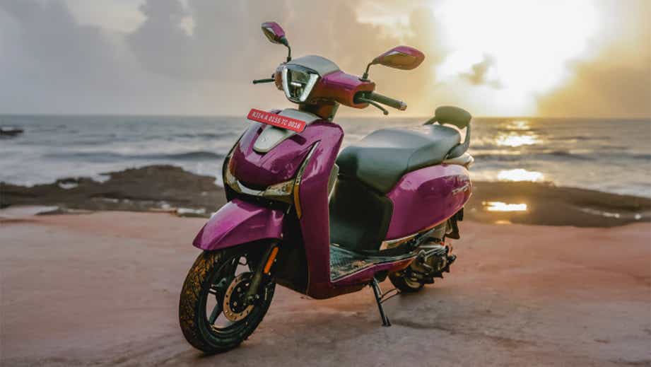 Front three quarter view of a Mystique Magenta Hero Destini 125