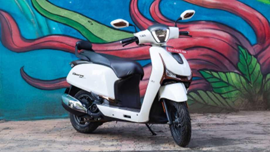 Front three quarter of a Eternal White Hero Destini 125