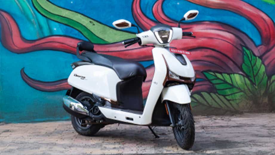 Front three quarter of a Eternal White Hero Destini 125