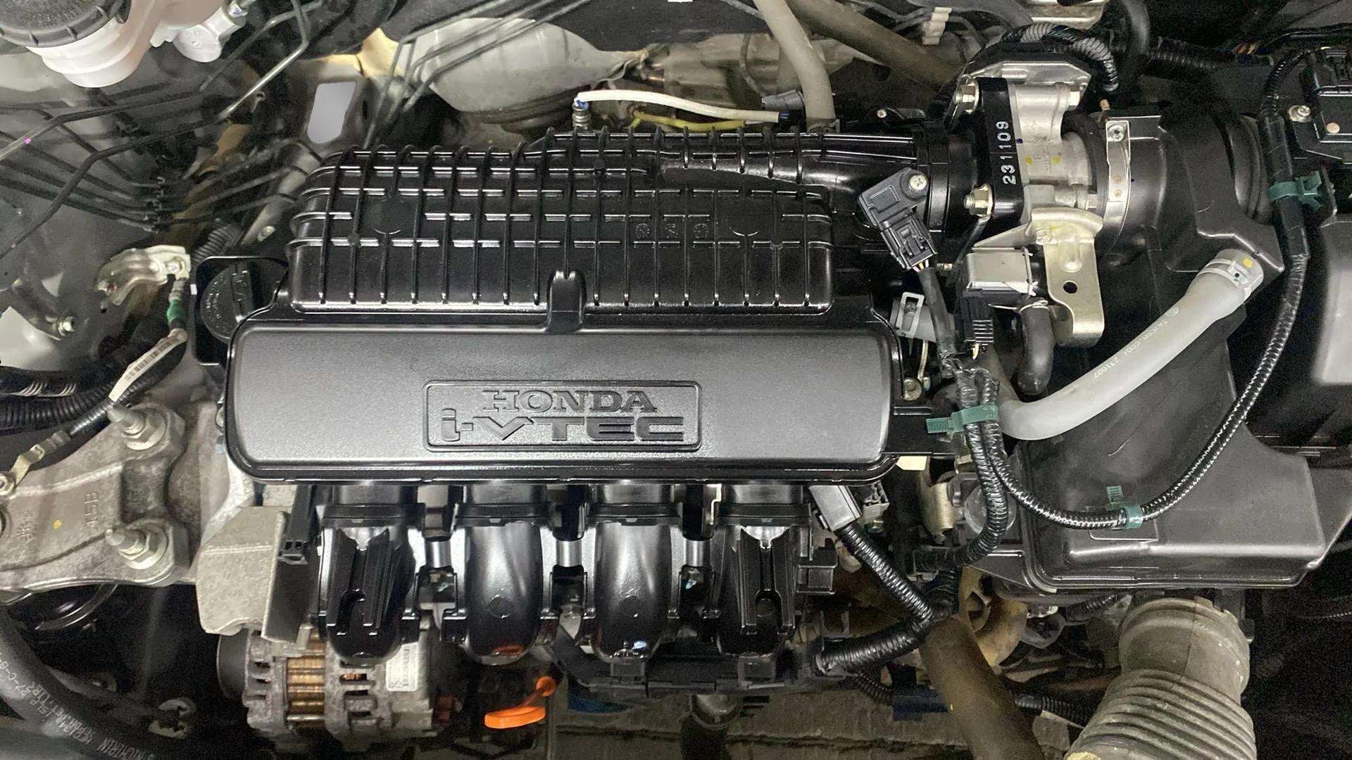 Engine bay of a Honda Amaze