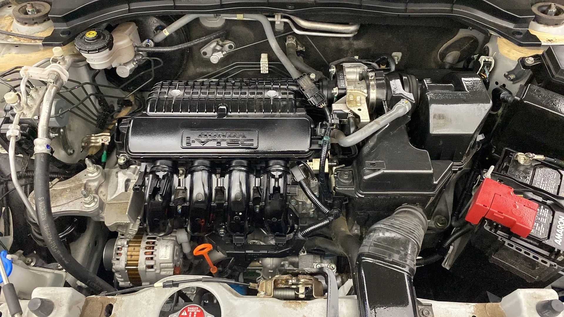 Engine bay of a Honda Amaze