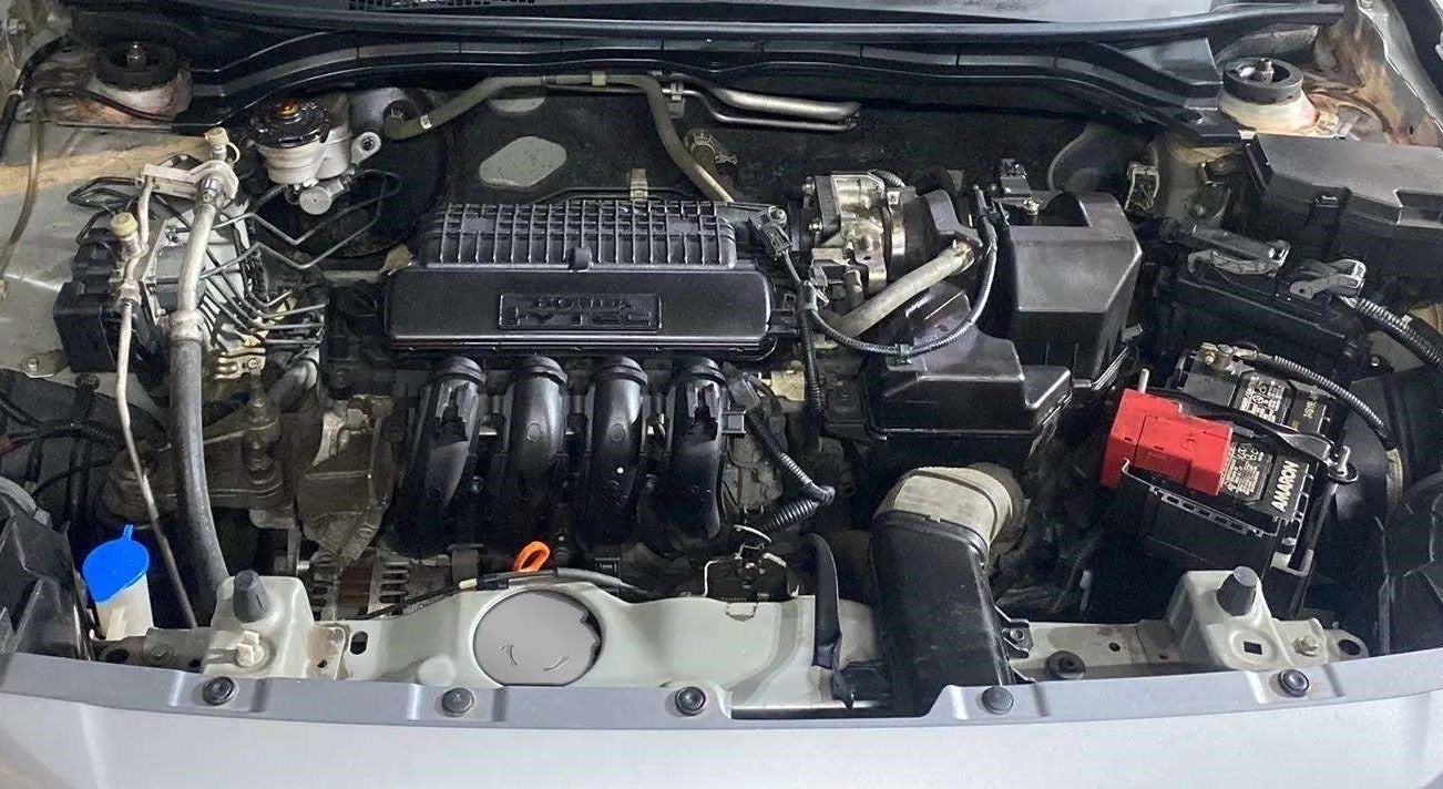 Engine bay of a Honda Amaze