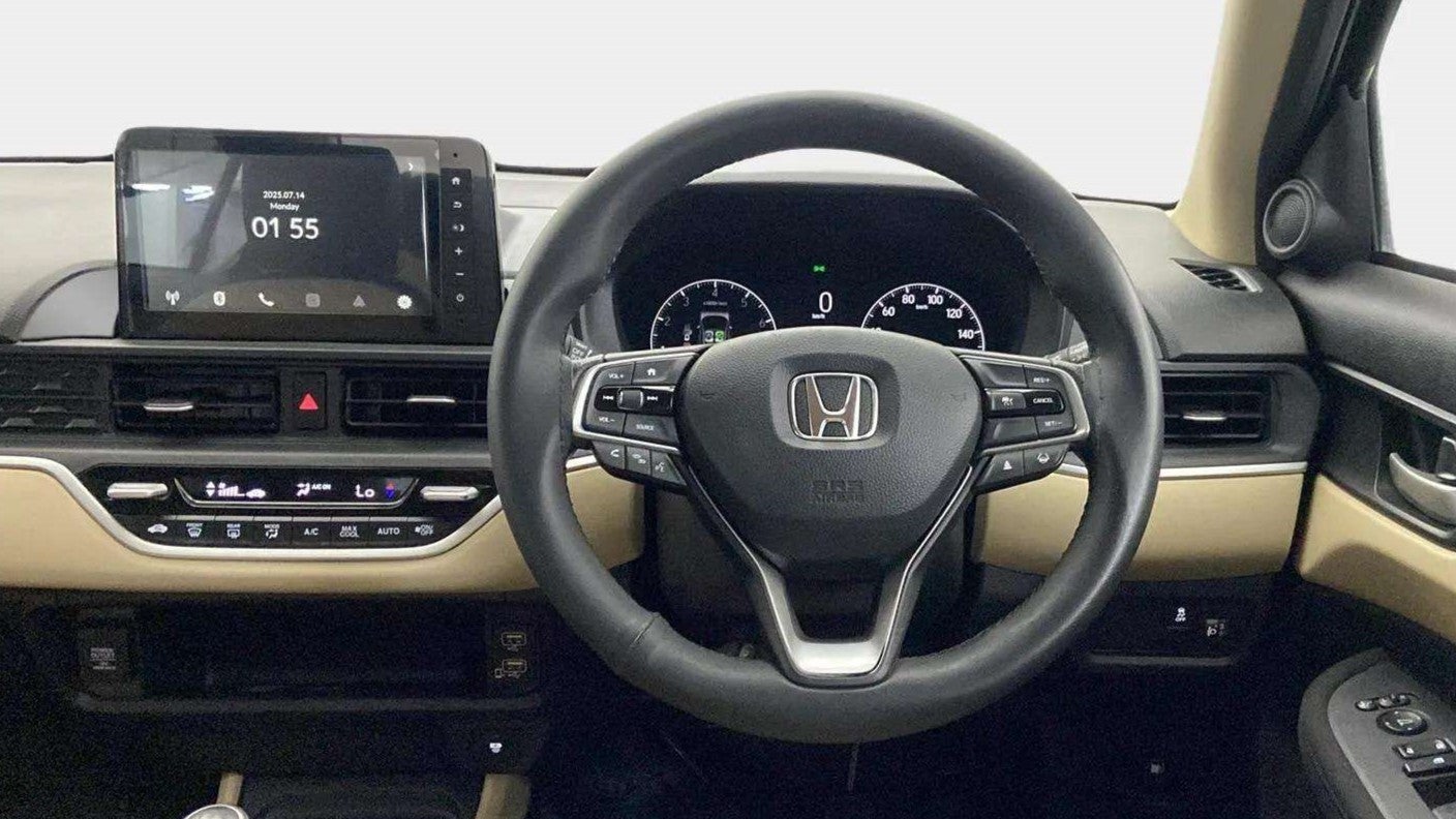 Dashboard and steering wheel of a Honda Amaze