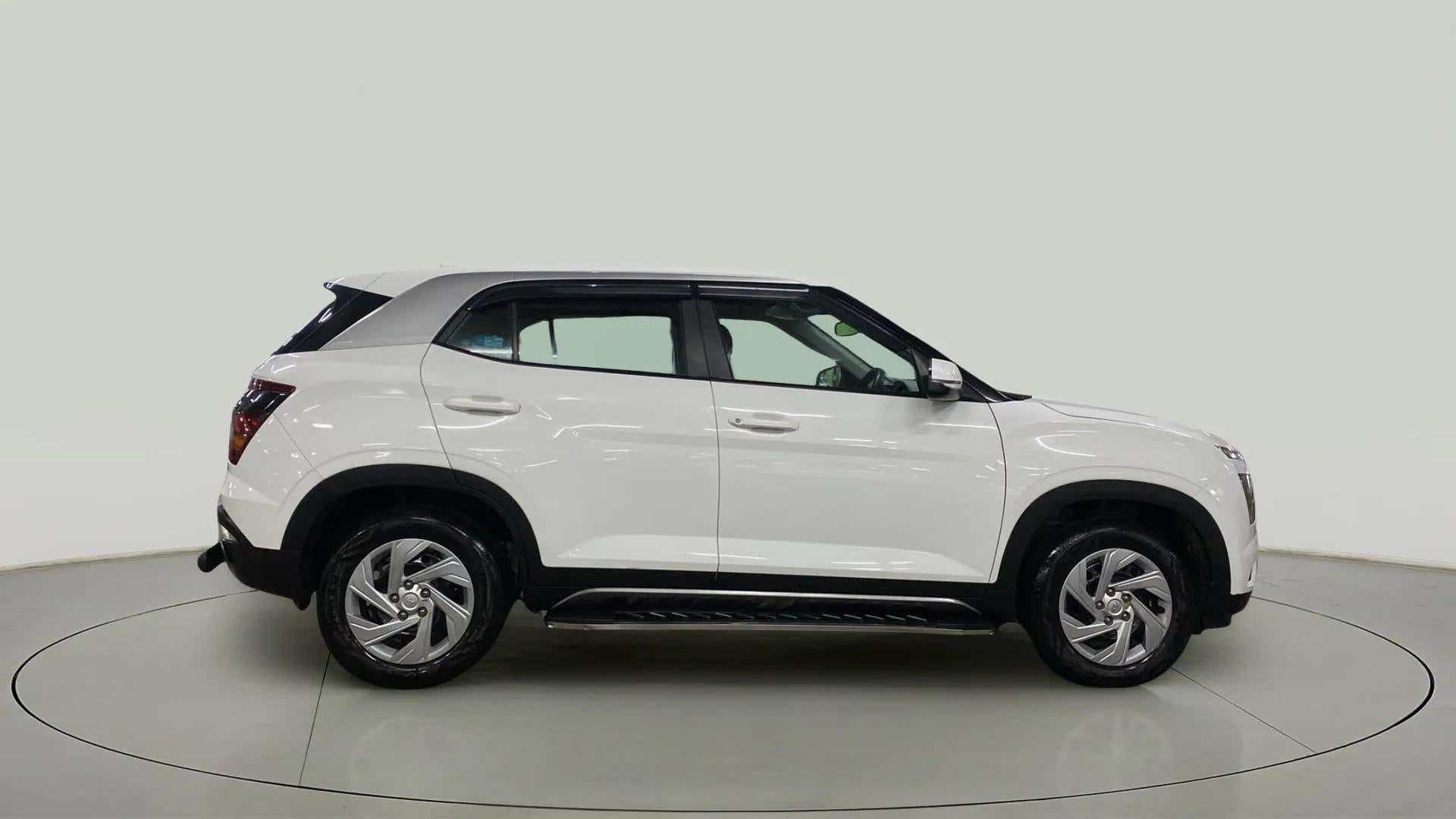 Side view of a Hyundai Creta 2018-2023