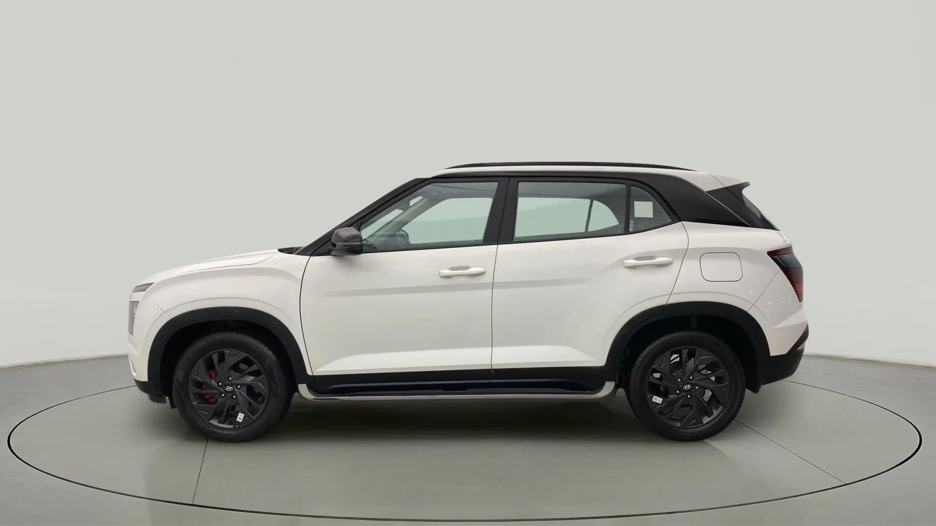 Side view of a Atlas White With Abyss Black Hyundai Creta 2018-2023