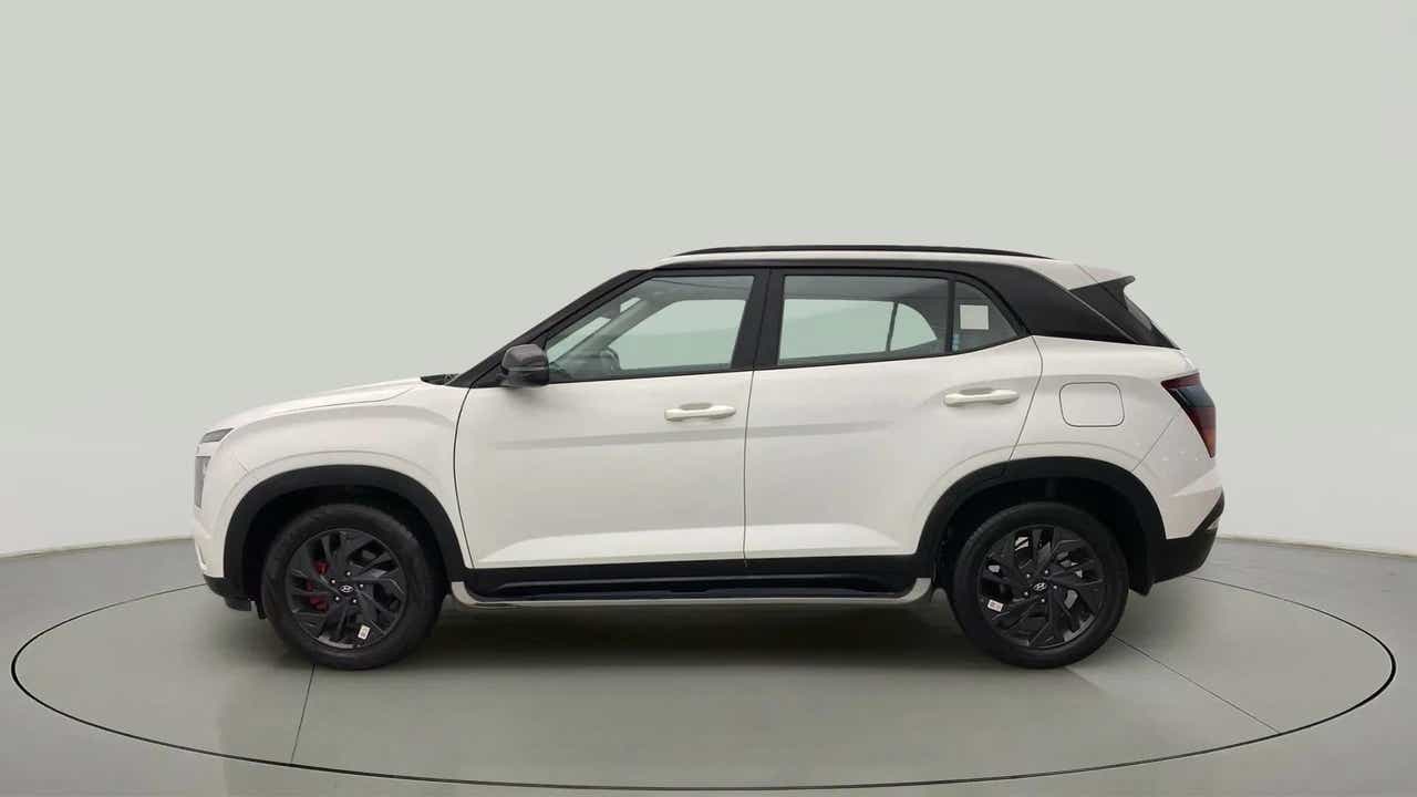 Side view of a Atlas White With Abyss Black Hyundai Creta 2018-2023