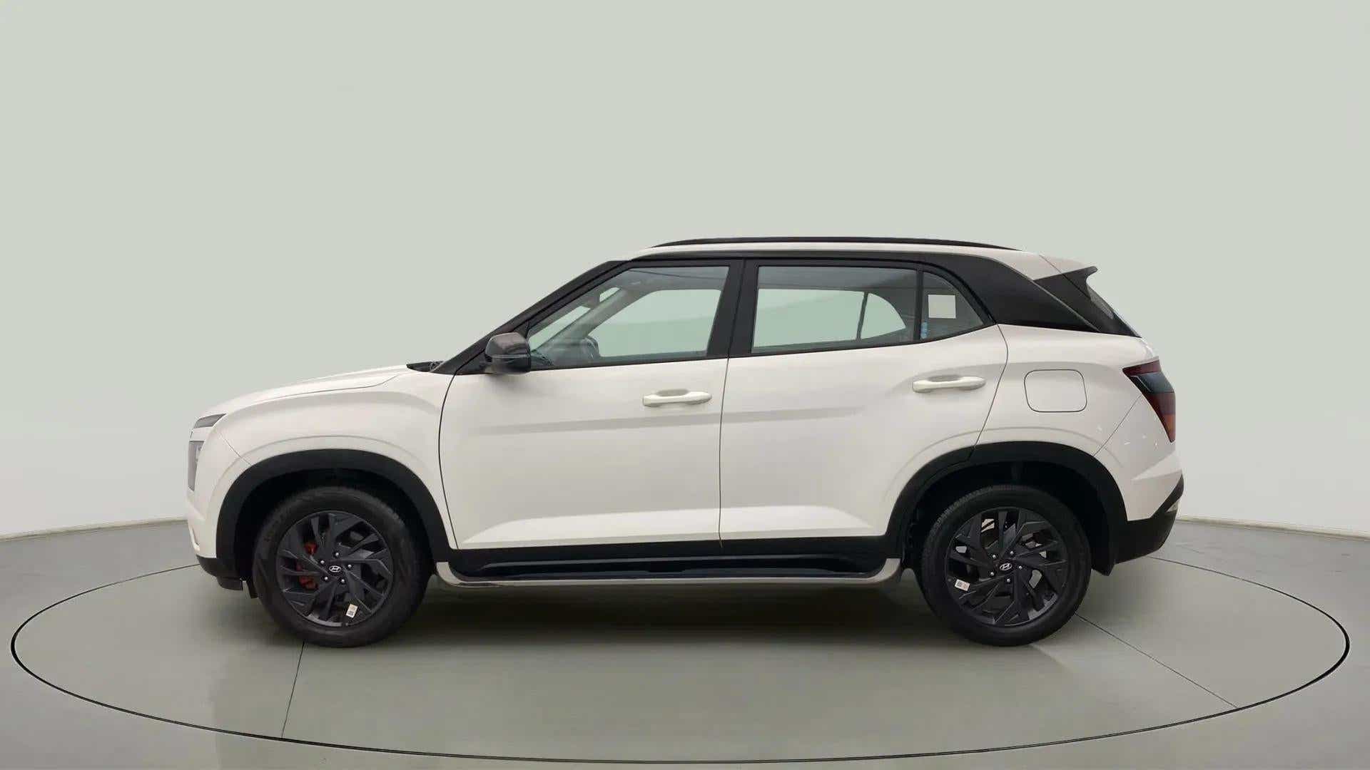 Side view of a Atlas White With Abyss Black Hyundai Creta 2018-2023