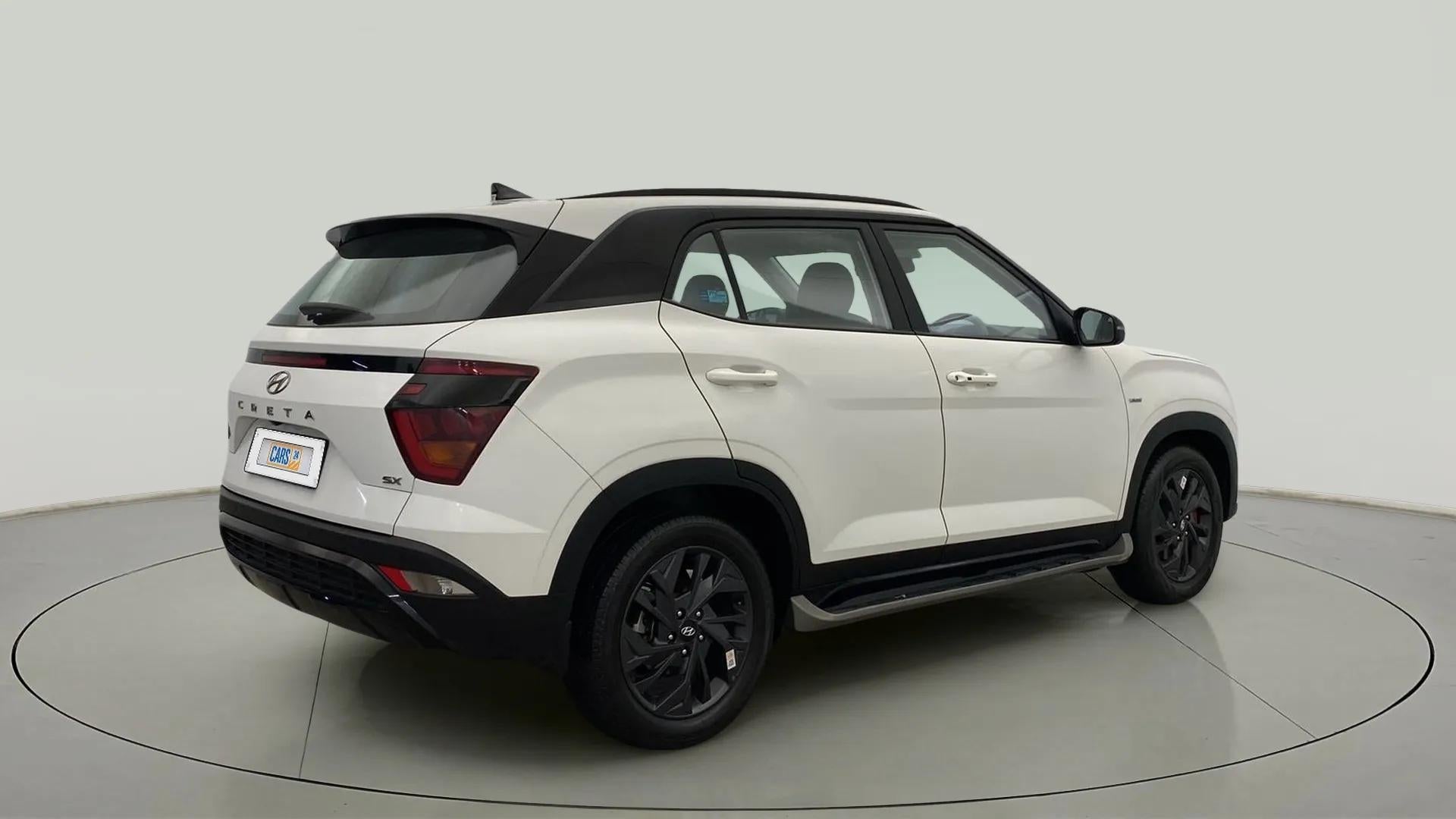 Rear three-quarter of a Atlas White With Abyss Black Hyundai Creta 2018-2023